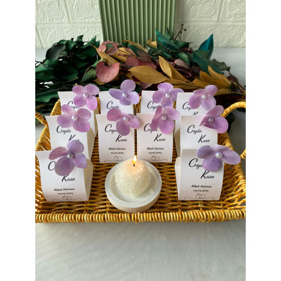 Lila Çiçekli Beyaz Gül Mum – Nikah & Nişan Hediyeliği